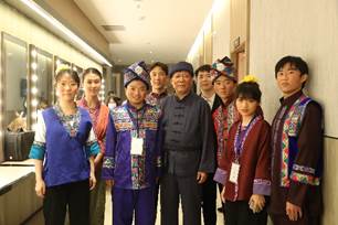 一群人站在一起 描述已自动生成